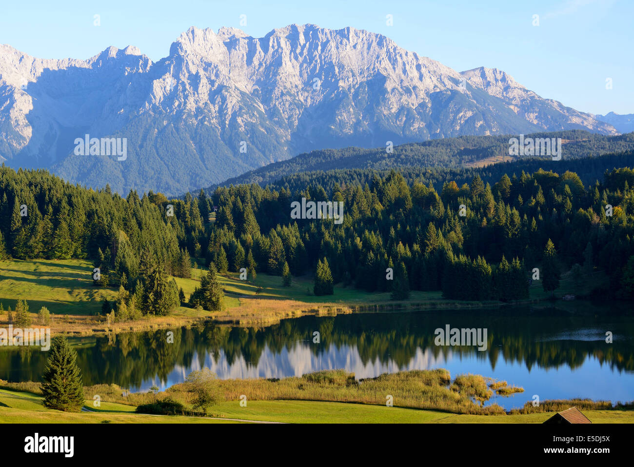 Germany, Bavaria, Upper Bavaria, Werdenfelser Land, Kruen, Lake Geroldsee, in background the Karwendel mountains Stock Photo