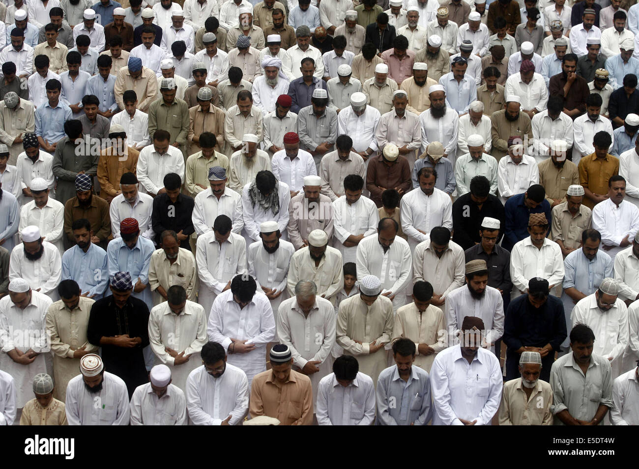 Pakistan Muslam Peshawar, Pakistan. 29th July, 2014. Pakistani Muslims offer prayers to ...