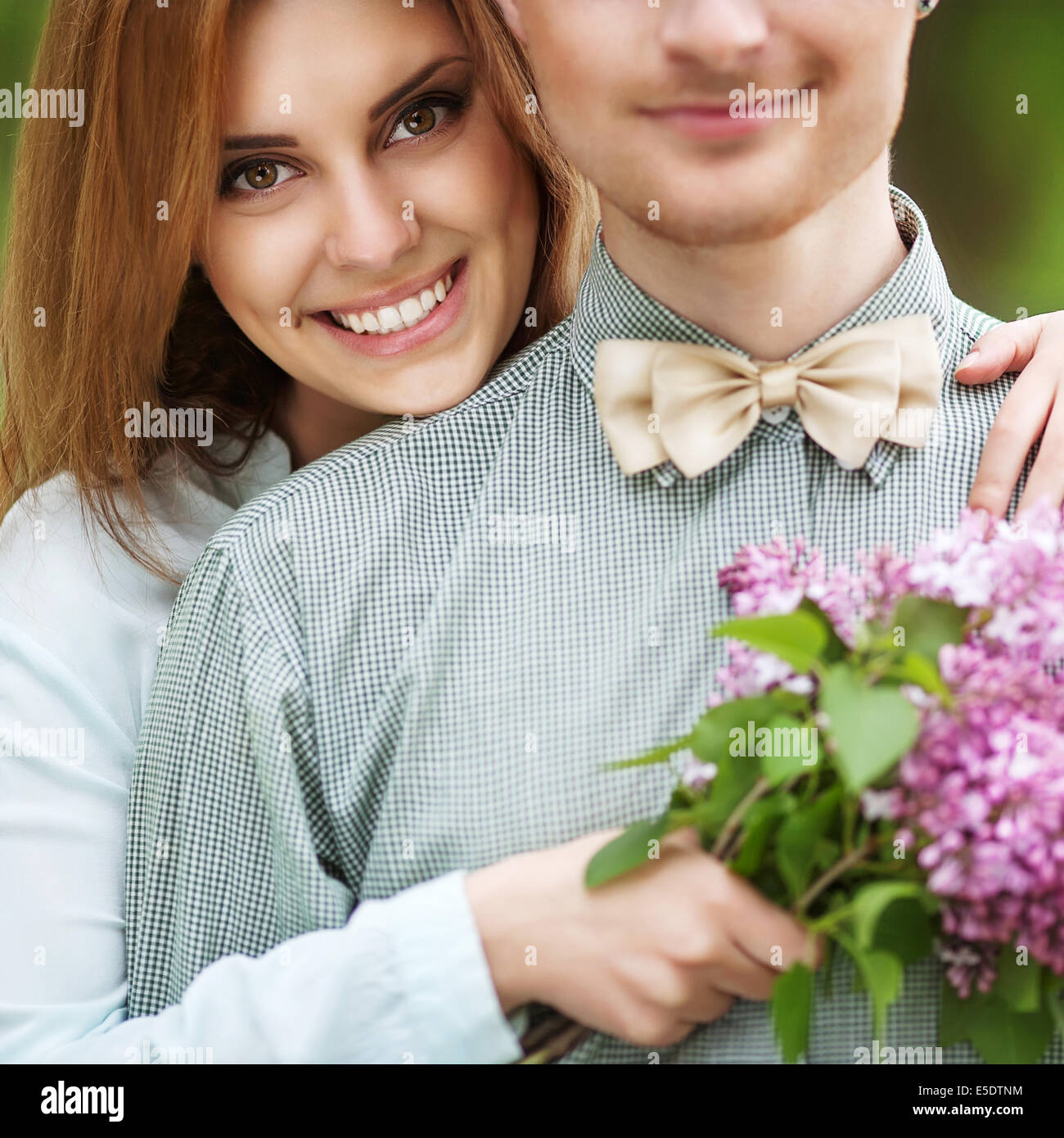 Couple holding flowers hi-res stock photography and images - Alamy