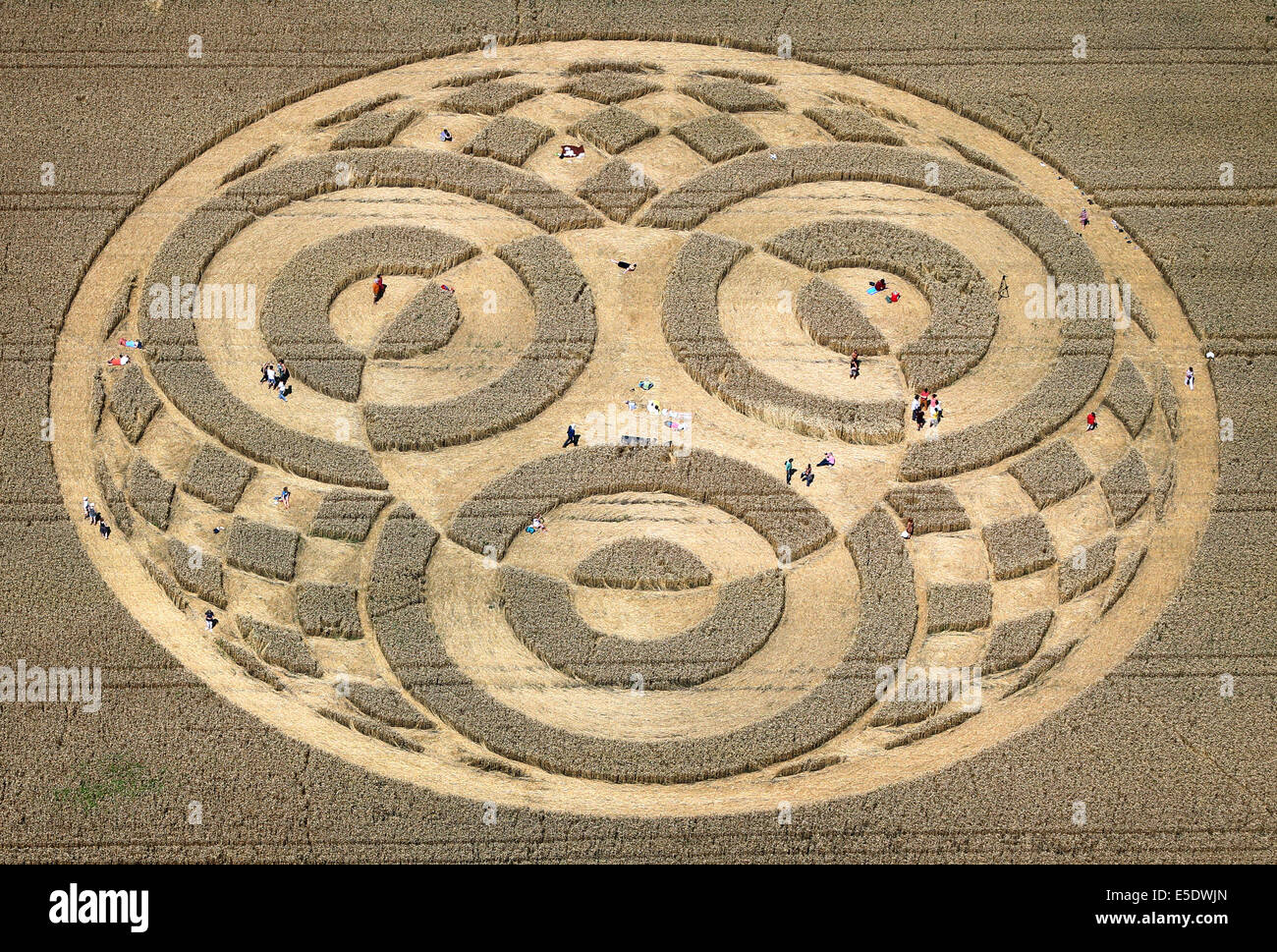Raisting, Germany. 28th July, 2014. Visitors walk thorugh a crop circle in a wheat field near Raisting, Germany, 28 July 2014. A balloonist had discovered the crop circle about a week ago. Photo: Karl-Josef Hildenbrand/dpa/Alamy Live News Stock Photo