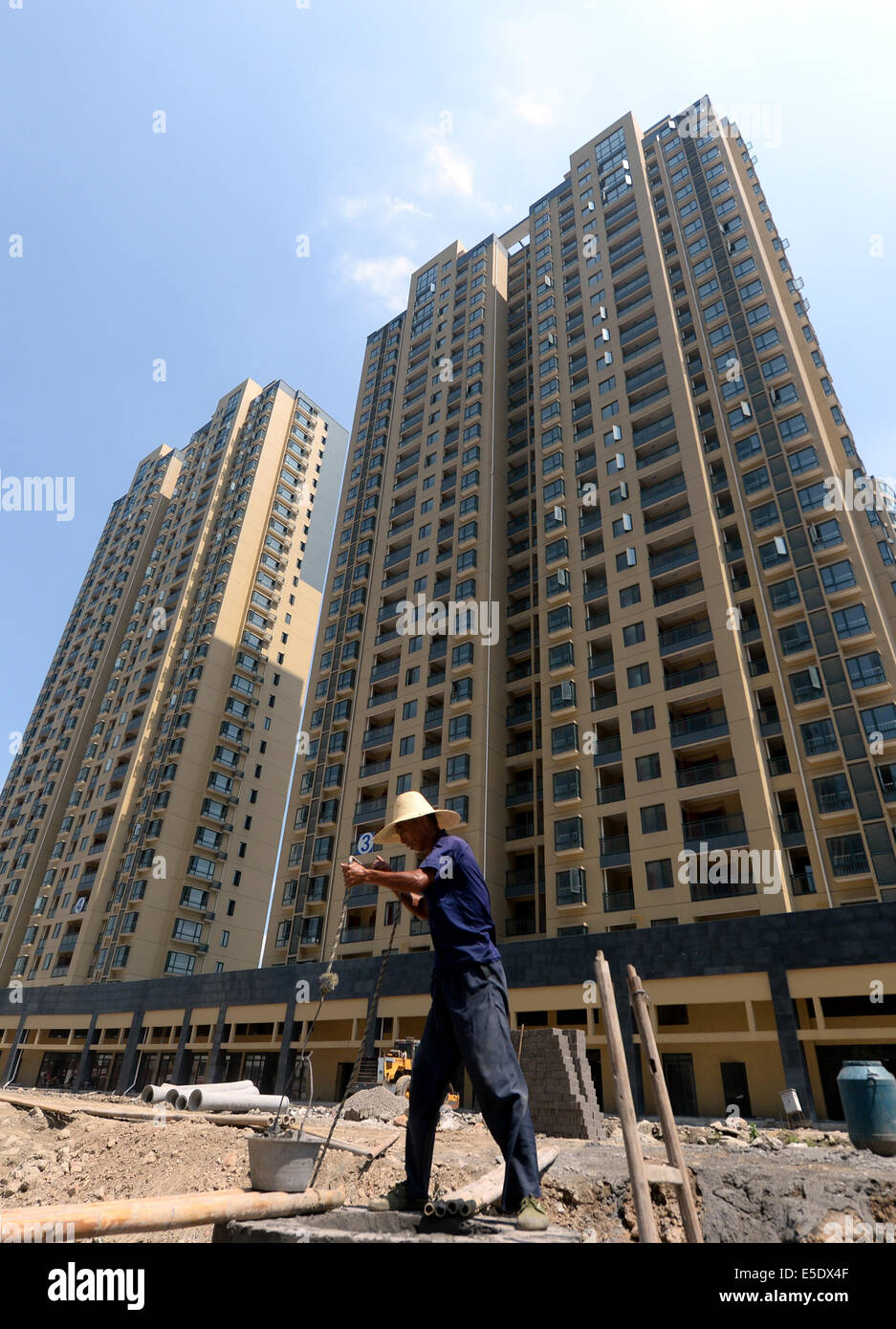 (140729) -- HANGZHOU, July 29, 2014 (Xinhua) -- A worker works in a construction site in Xiaoshan District, Hangzhou, capital of east China's Zhejiang Province, July 29, 2014. Hangzhou will lift the ban on buying a second home in Xiaoshan and Yuhang districts starting Tuesday, according to Hangzhou Housing Security and Management Bureau. The ban is also lifted for buyers purchasing a house more than 140 square meters in downtown areas, according to the bureau. So far, around 20 regions, mostly second- and third-tier cities where inventories are high, have lifted or eased bans on ownership of m Stock Photo