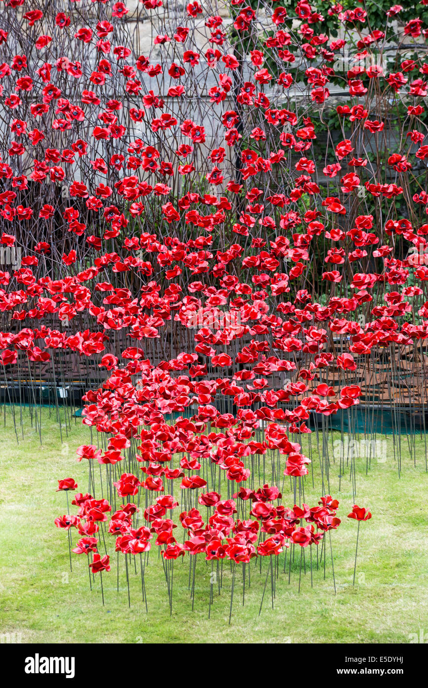 London, UK. 29th July, 2014. Ceramic poppies planted at Tower of London to mark World War I deaths Credit:  Guy Corbishley/Alamy Live News Stock Photo