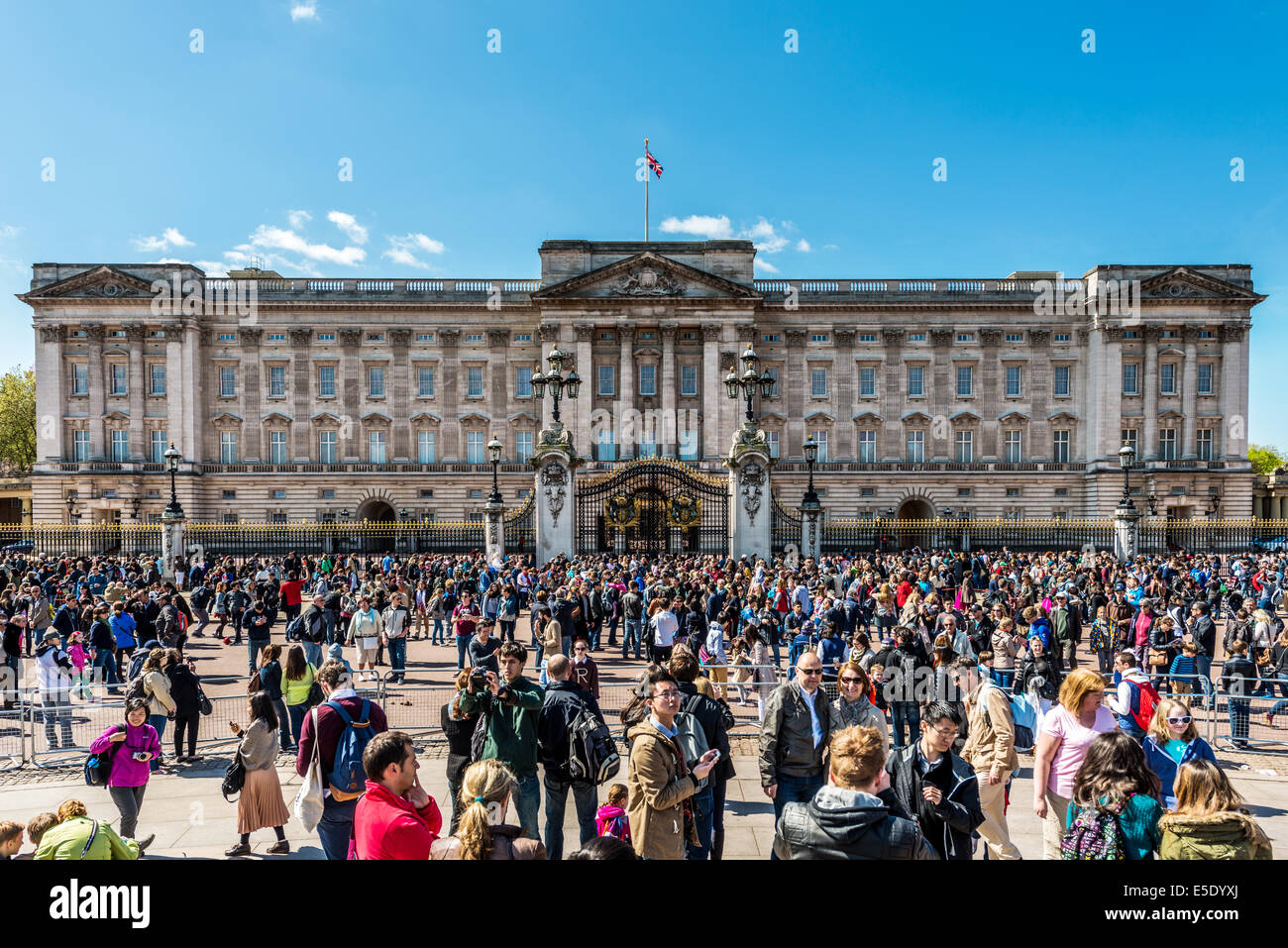 Crowds of tourist gather outside Buckingham Palace, London, England Stock Photo
