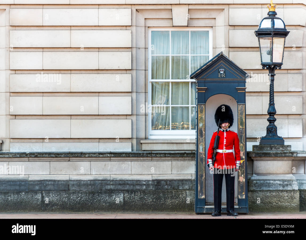A Guardsman stands in a sentry box at Buckingham Palace, guarding the Queen of England. Stock Photo