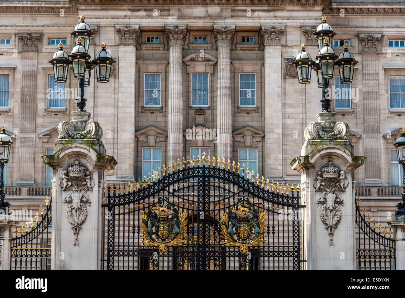 The front gates, pillars, lamps and balcony or Buckingham Palace, London Stock Photo