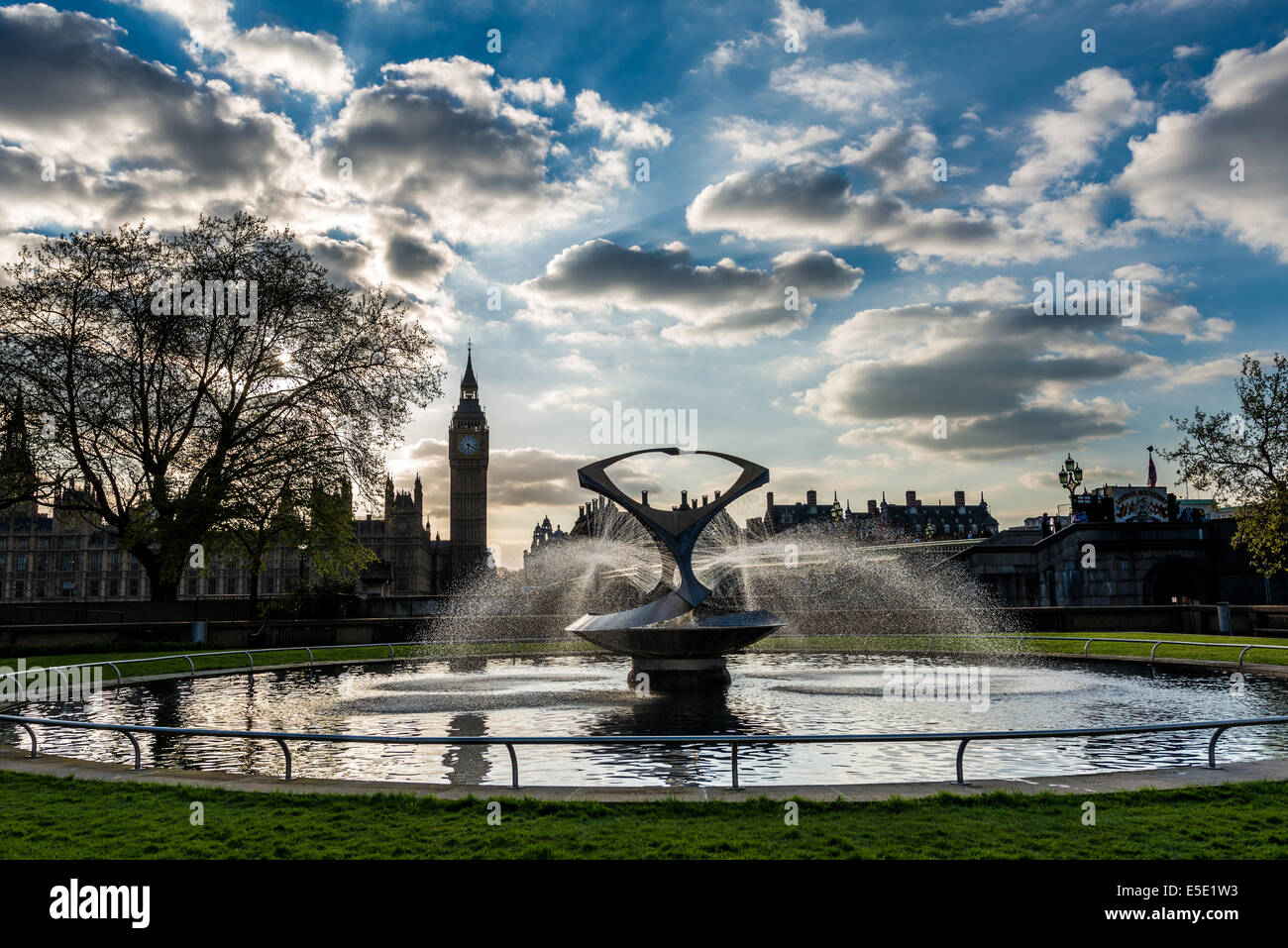 Gabo Fountain Garden at St Thomas' Hospital with the Houses of Parliament and Big Ben framed in the background. Stock Photo