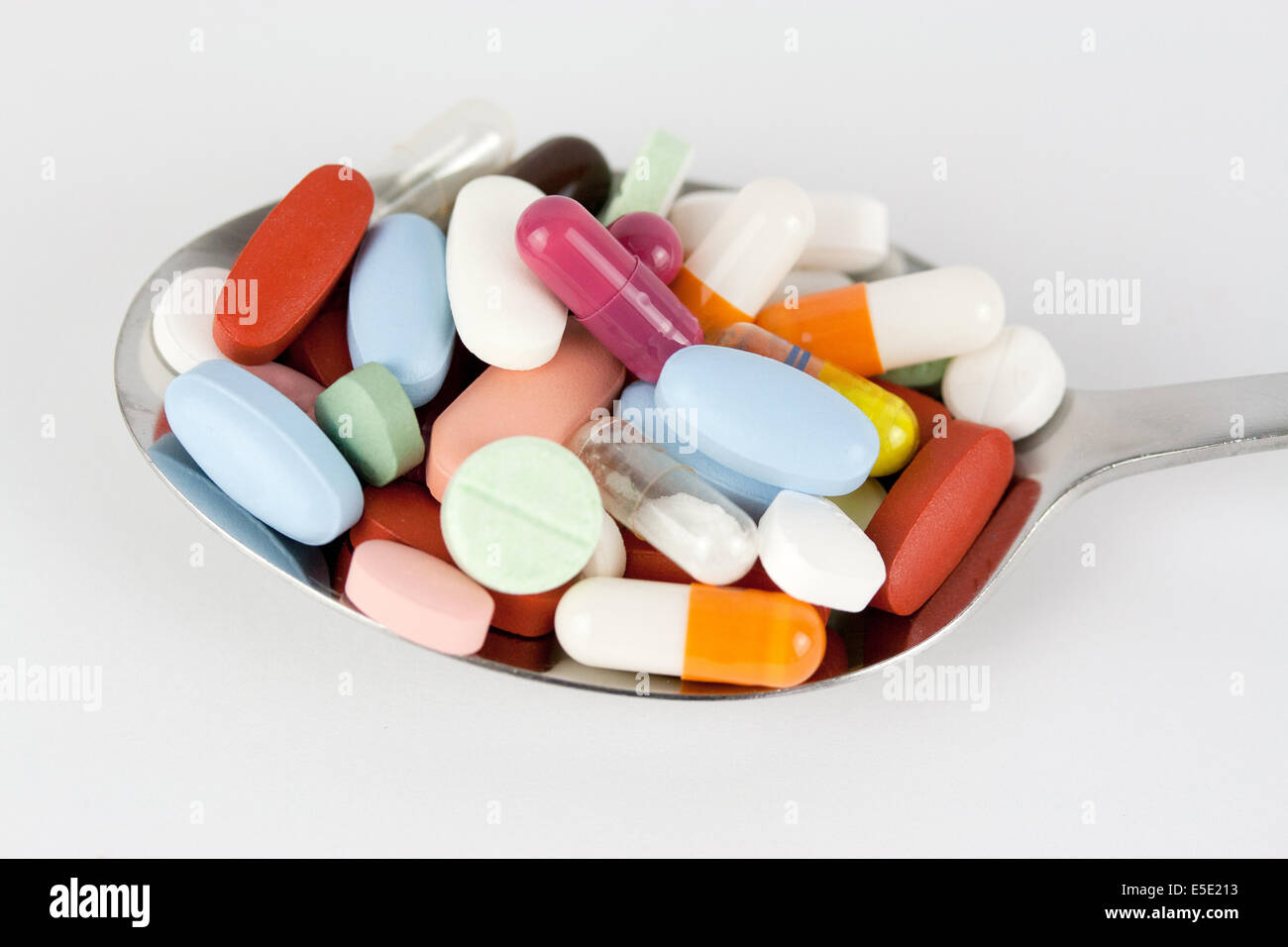 tabletten medikamente Loeffel pillen medikament pille tablette apotheke gesundheit medizin medizinisch pharma pharmazie pharmaze Stock Photo