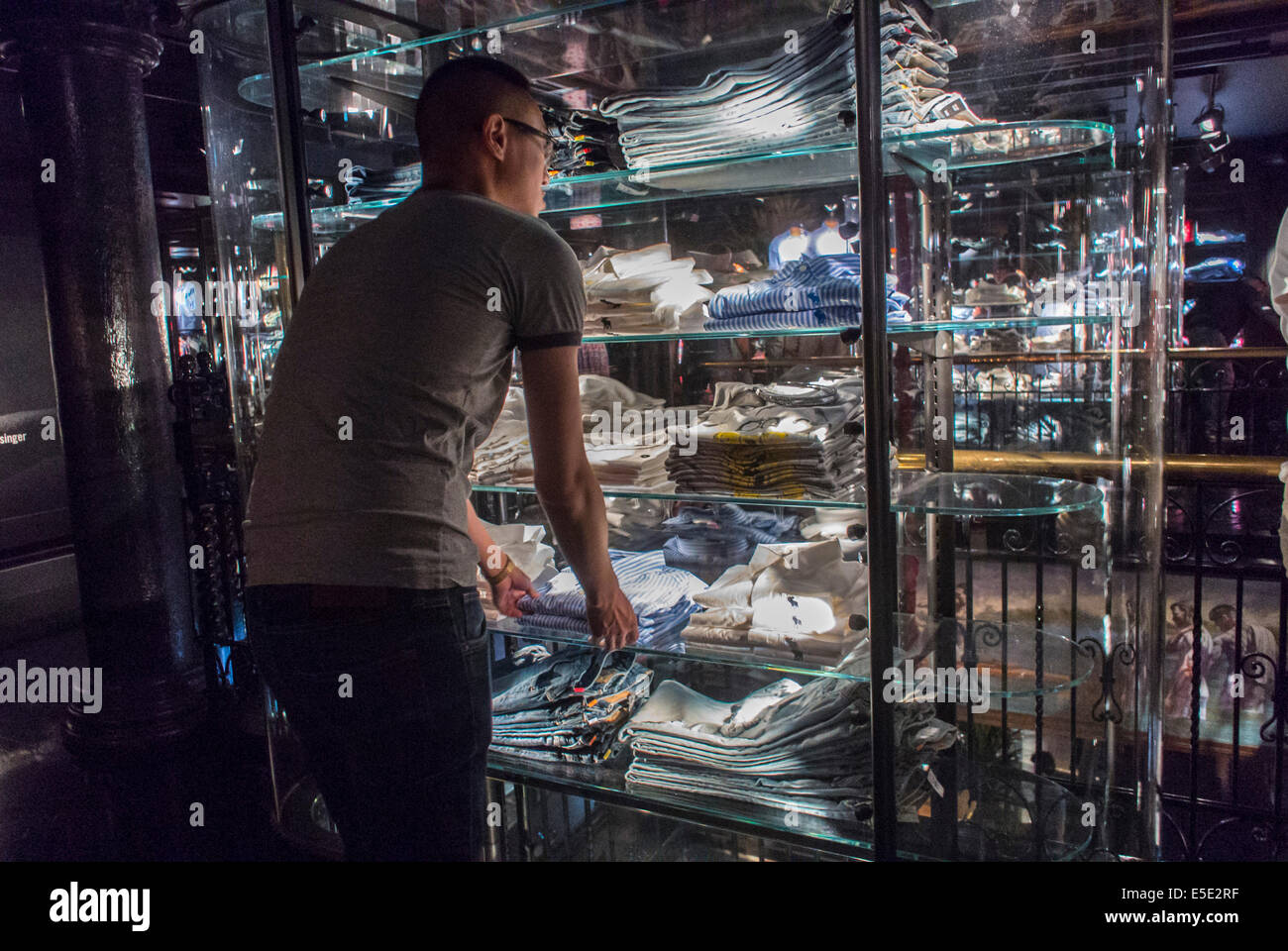 Clothing accessories store interiors hires stock photography and images Alamy