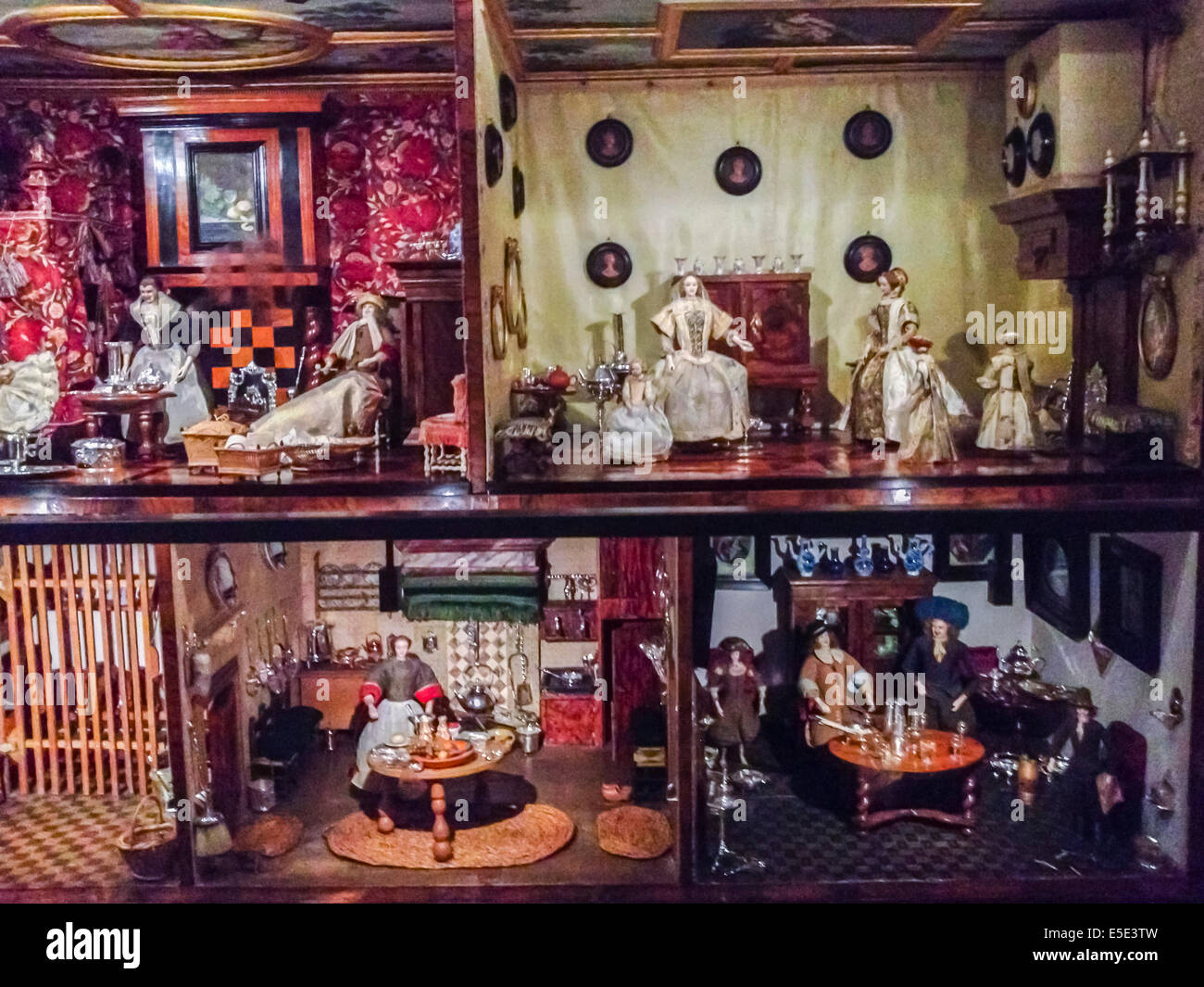 Room interiors dolls furniture interiors small antiques hires stock photography and images Alamy