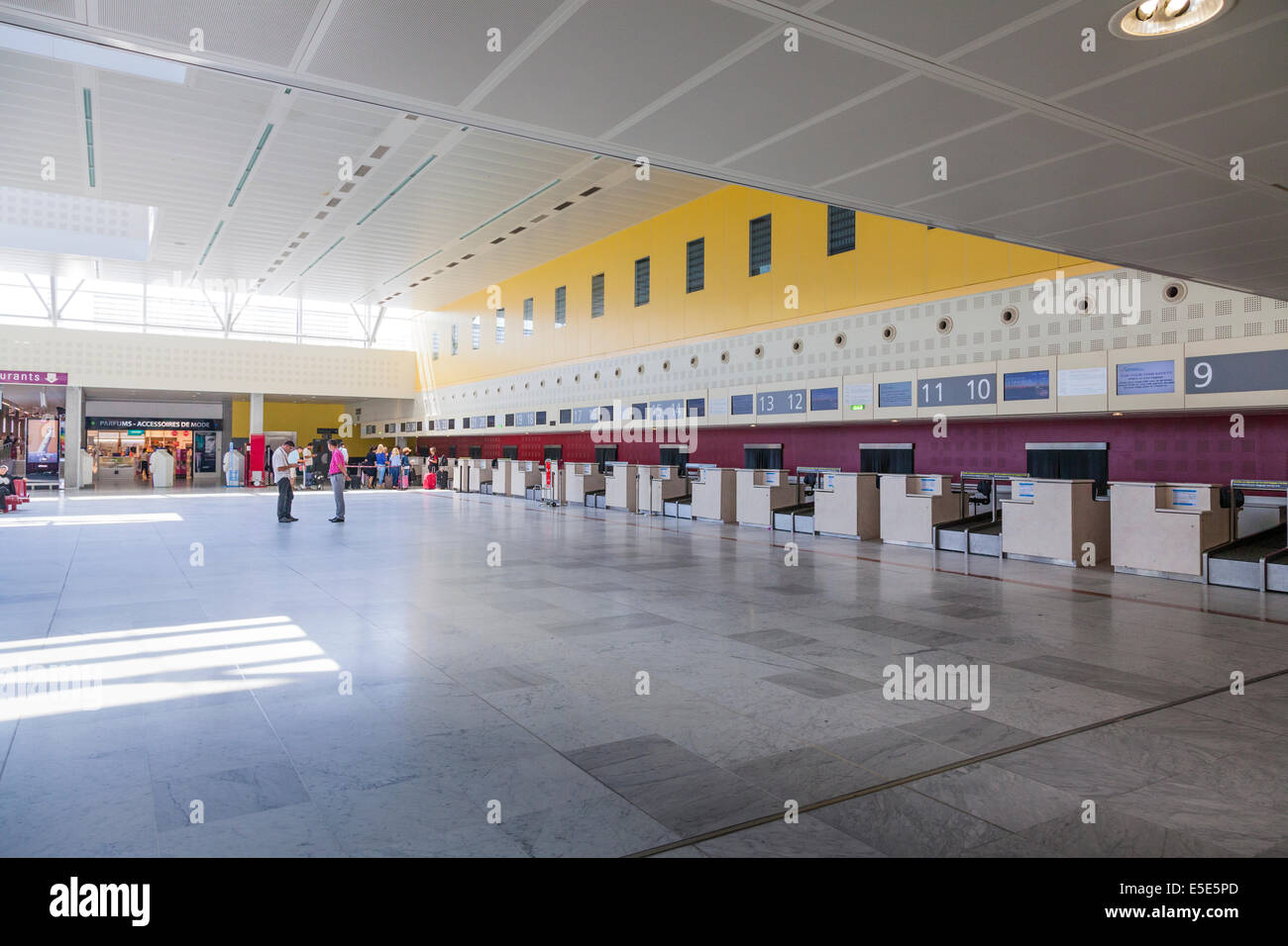 Empty desks hires stock photography and images Alamy
