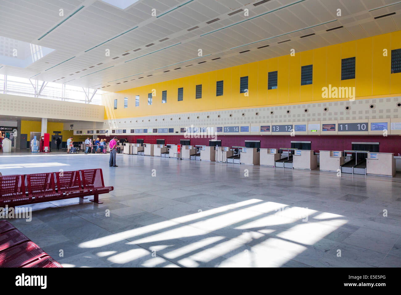 Check in desks hires stock photography and images Alamy