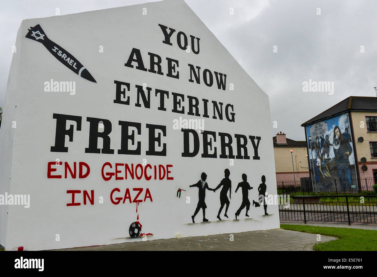 Derry, Londonderry, Northern Ireland - 29 July 2014 Pro-Palestinian Slogan painted on Free Derry Wall.  Pro-Palestinian slogan painted on the iconic landmark, Free Derry Wall, in the nationalist Bogside. Credit:  George Sweeney/Alamy Live News Stock Photo