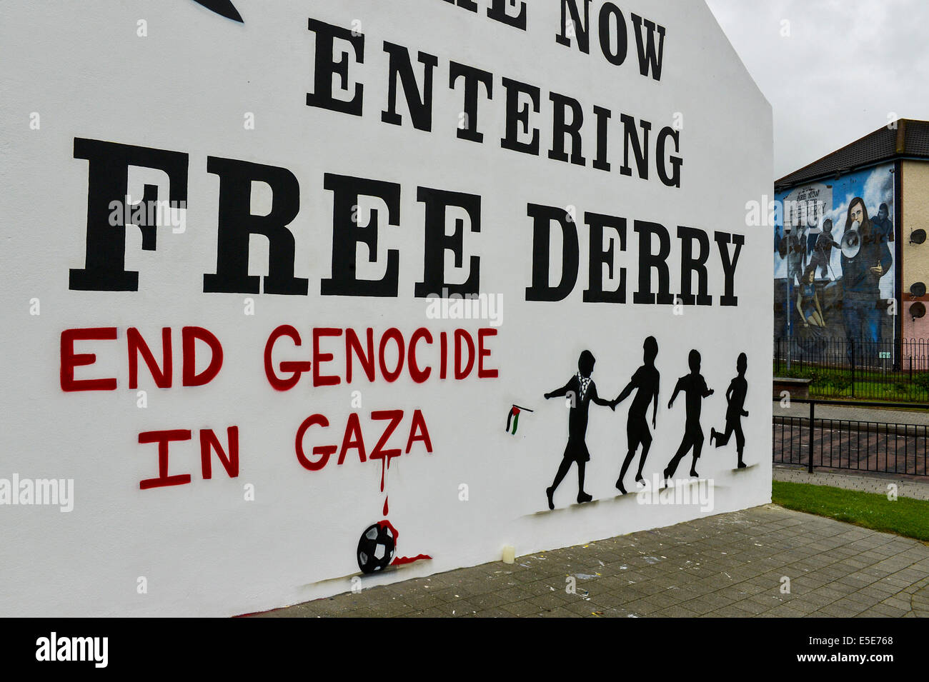 Derry, Londonderry, Northern Ireland - 29 July 2014 Pro-Palestinian Slogan painted on Free Derry Wall.  Pro-Palestinian slogan painted on the iconic landmark, Free Derry Wall, in the nationalist Bogside. Credit:  George Sweeney/Alamy Live News Stock Photo