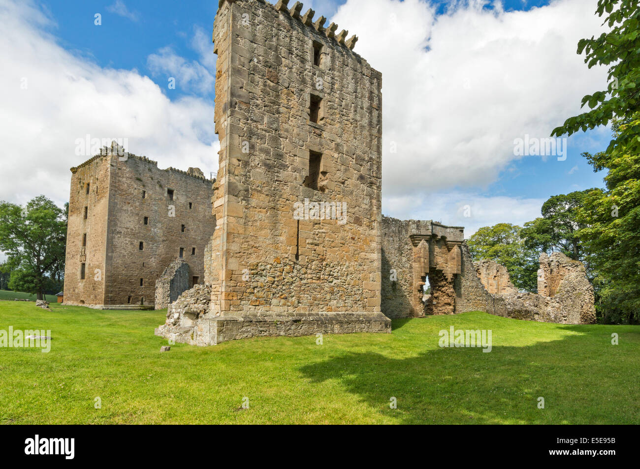 SPYNIE PALACE NEAR ELGIN MORAY THE WALL OF THE SMALLER TOWER AND GATEWAY WITH DAVIDS TOWER BEHIND Stock Photo