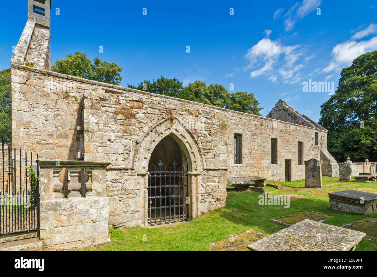 ST PETER'S KIRK OR CHURCH DUFFUS MORAY THE PORCH AND HIGHLY DECORATED ARCH Stock Photo