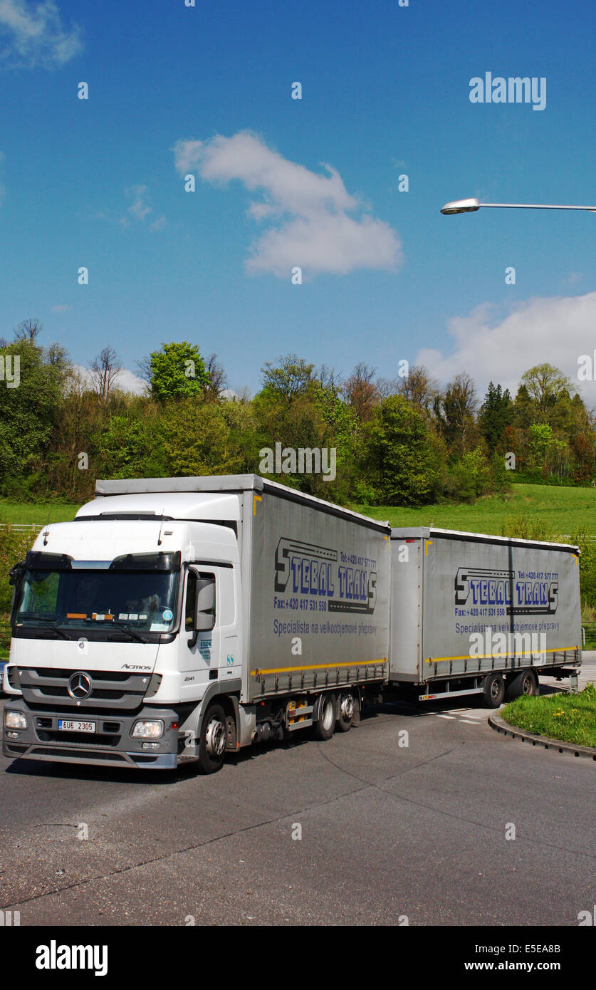 Page 2 Mercedes Hgv Lorry High Resolution Stock Photography And Images Alamy