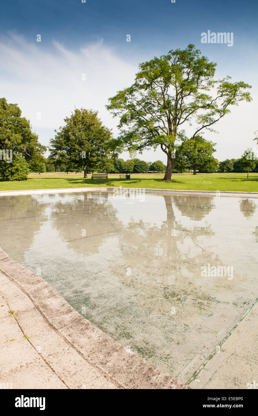 Beautiful peaceful Tettenhall paddling pool on Upper Green on a summer morning with trees in full leaf Stock Photo