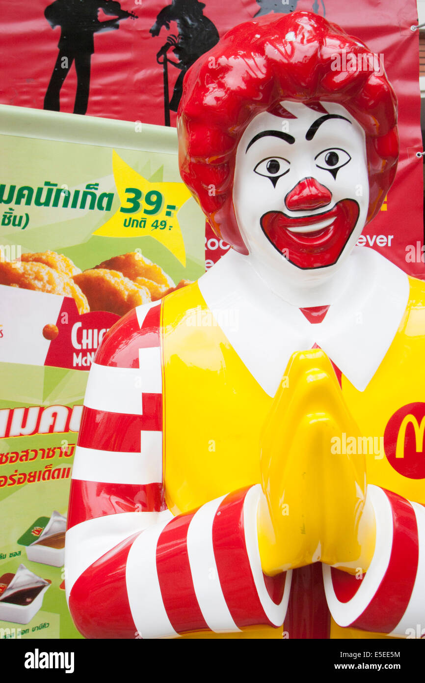 Ronald McDonald statue presenting a Thai wai greeting, Bangkok Stock Photo