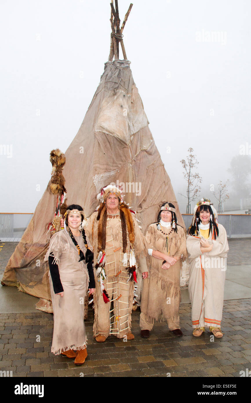 Native american clothing hi res stock photography and images Alamy