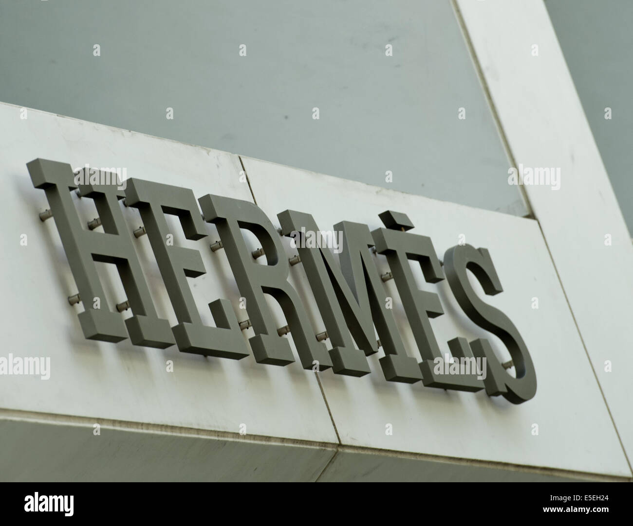 Paris luxury shops street hermes hi-res stock photography and images ...