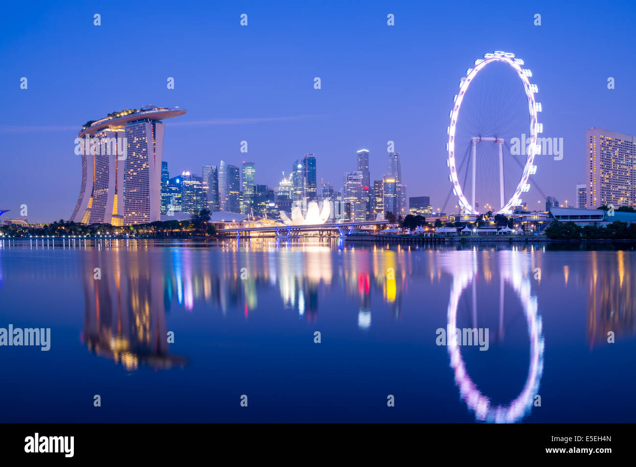 Singapore skyline night hi-res stock photography and images - Alamy