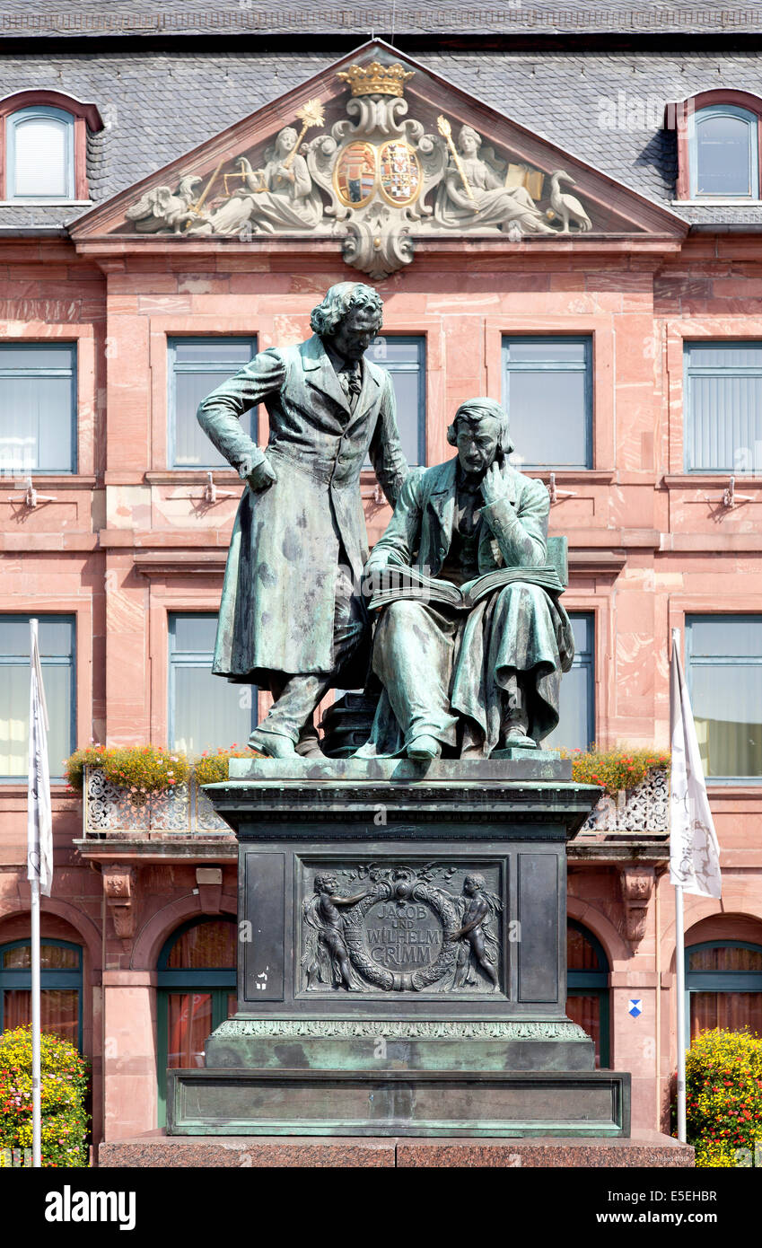 Monumento nazionale dei Fratelli Grimm nella parte anteriore del  Neustaedter town hall, Hanau, Hesse, Germania Foto stock - Alamy