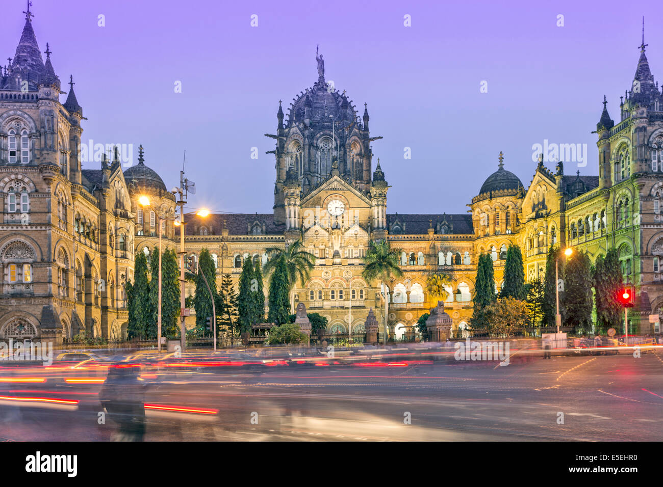 The Chhatrapati Shivaji Terminus, formerly Victoria Terminus in rush hour traffic, central Mumbai, India Stock Photo
