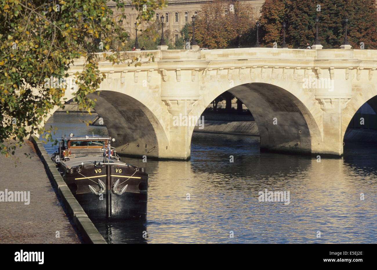 france, paris, Pont Neuf, seine, peniche a quai, quai des grands augustins, Stock Photo