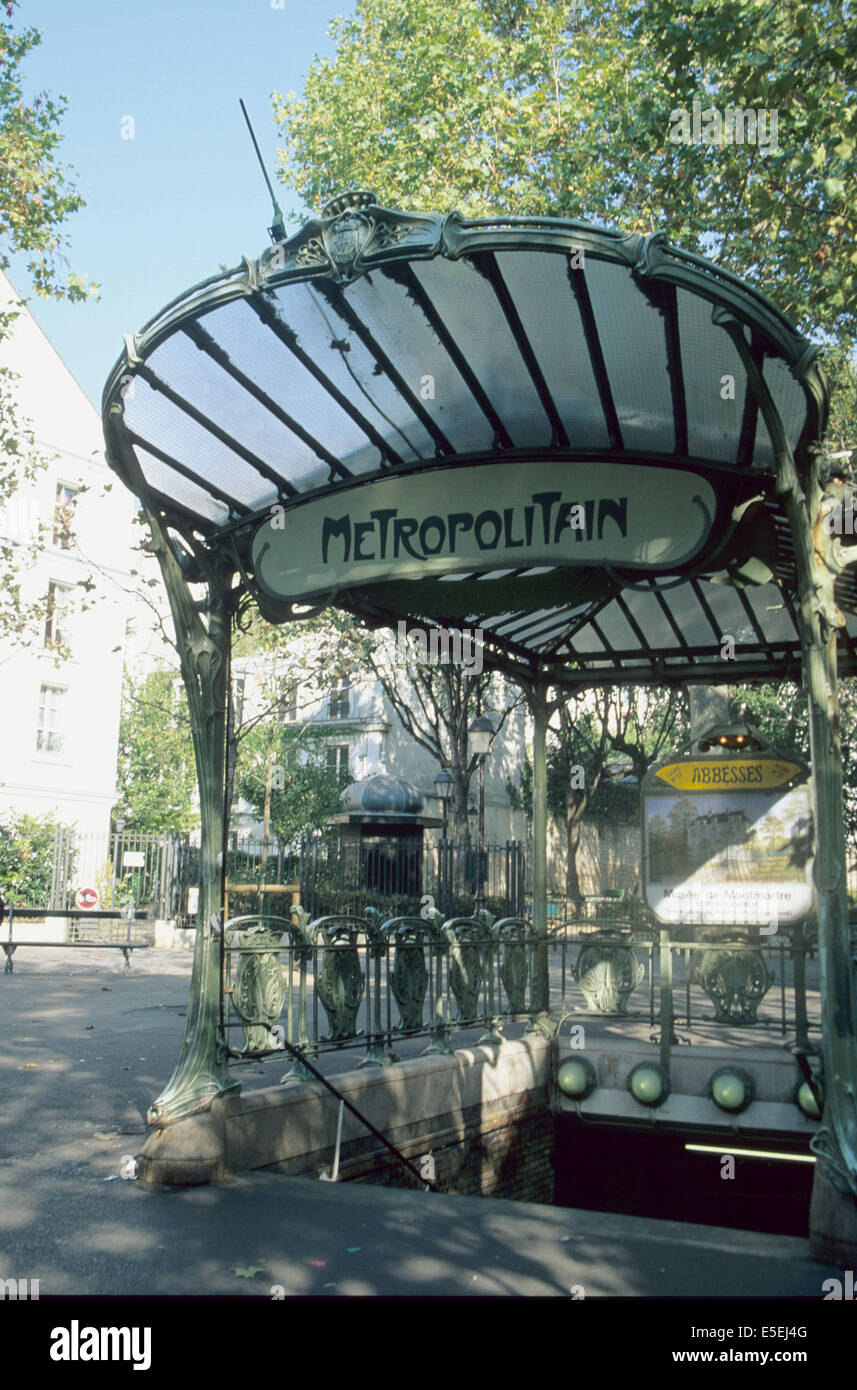 France, Paris 18e, montmartre, station de metro Abesses, architecte hector guimard, verriere
