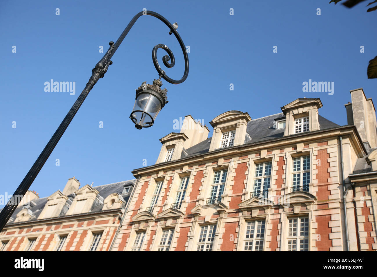 France, paris 4e, le marais, place des vosges, pavillon, appareil de  briques et pierre, lampadaire Stock Photo - Alamy