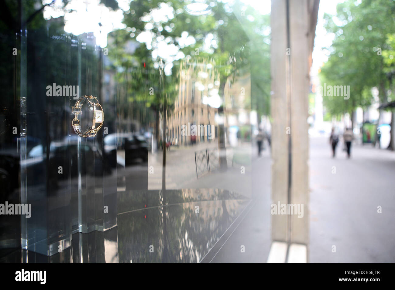 France, paris 8e, rue royale, boutique luxe, montre vitrine, passants,  reflets Stock Photo - Alamy