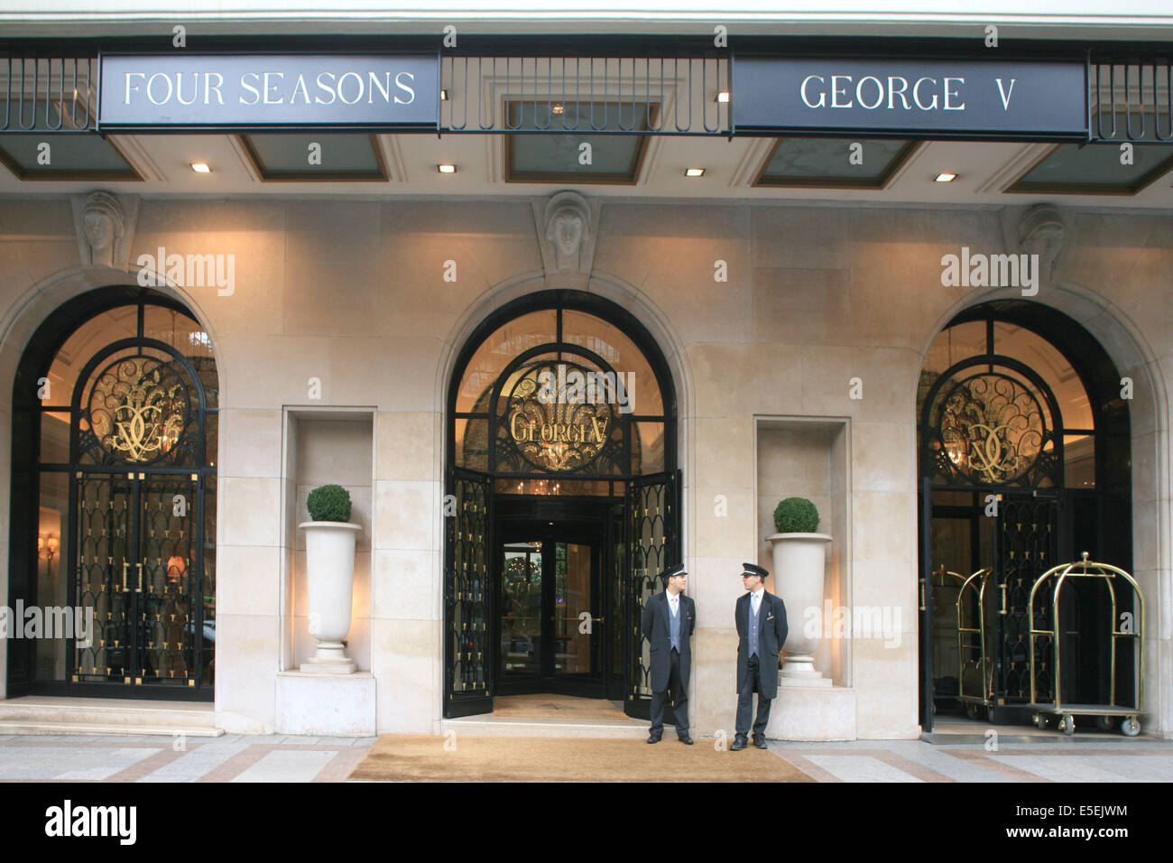 France, paris 8e, porte de l'hotel George V four seasons, avenue George V  Stock Photo - Alamy