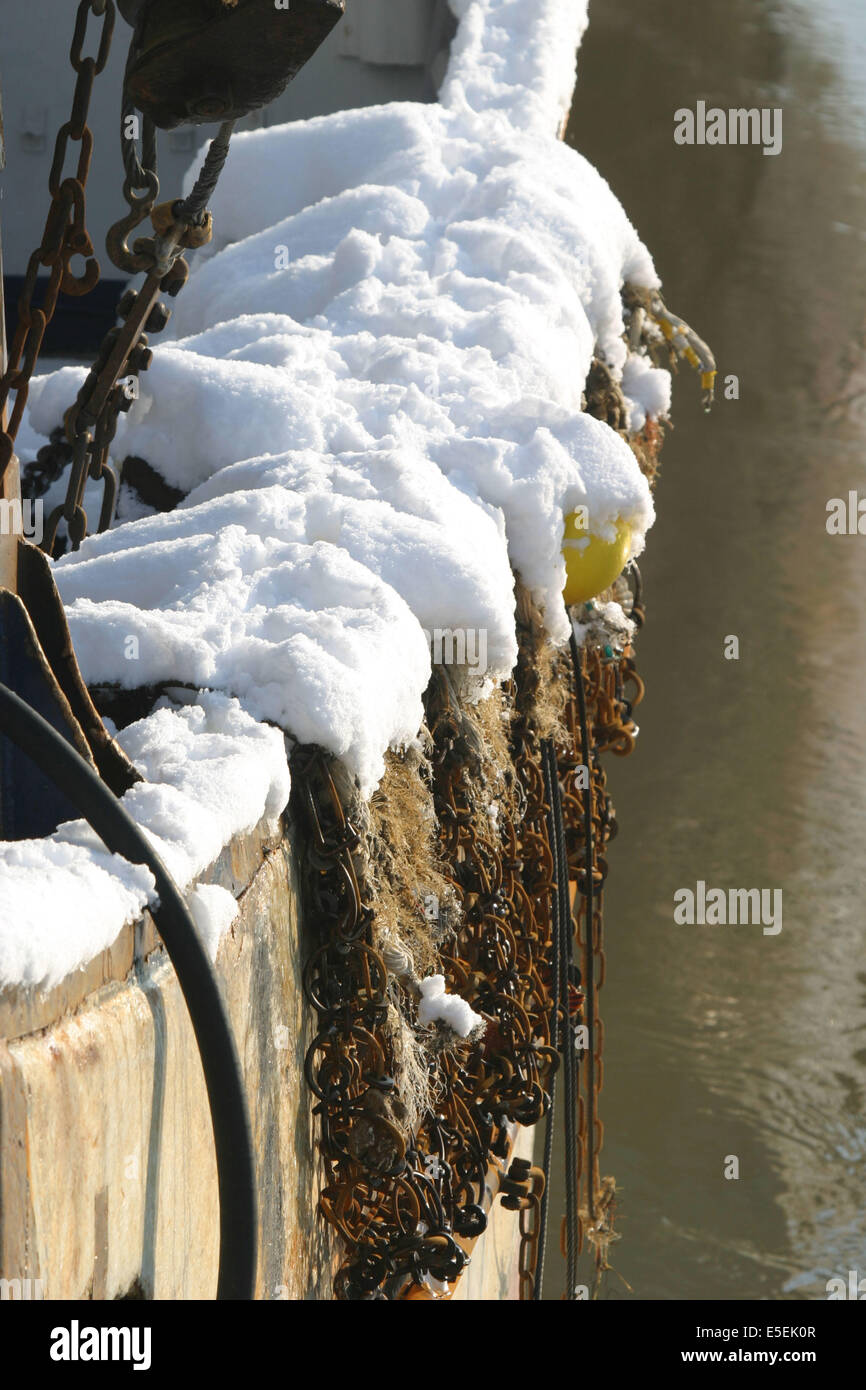 France, Normandie, calvados, cote fleurie, trouville sur mer, 20 centimetres de neige a Trouville (14) en janvier 2006, port de peche, chalutier, filets, Stock Photo