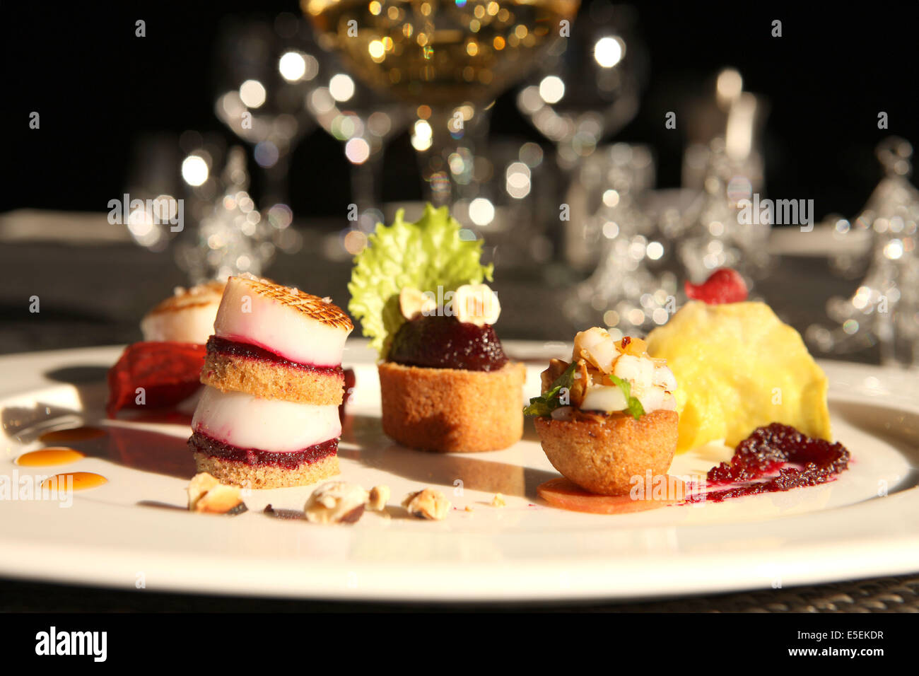 France Normandie Calvados Ouistreham Restaurant La Mare O Poissons Recette De Fetes Assiette Entree Coquille Saint Jacques Stock Photo Alamy