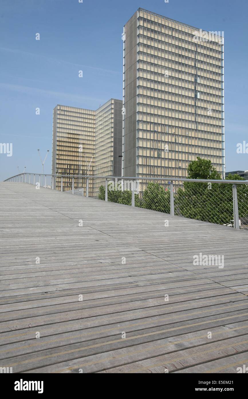 Passerelle Simone de Beauvoir à Paris Stock Photo