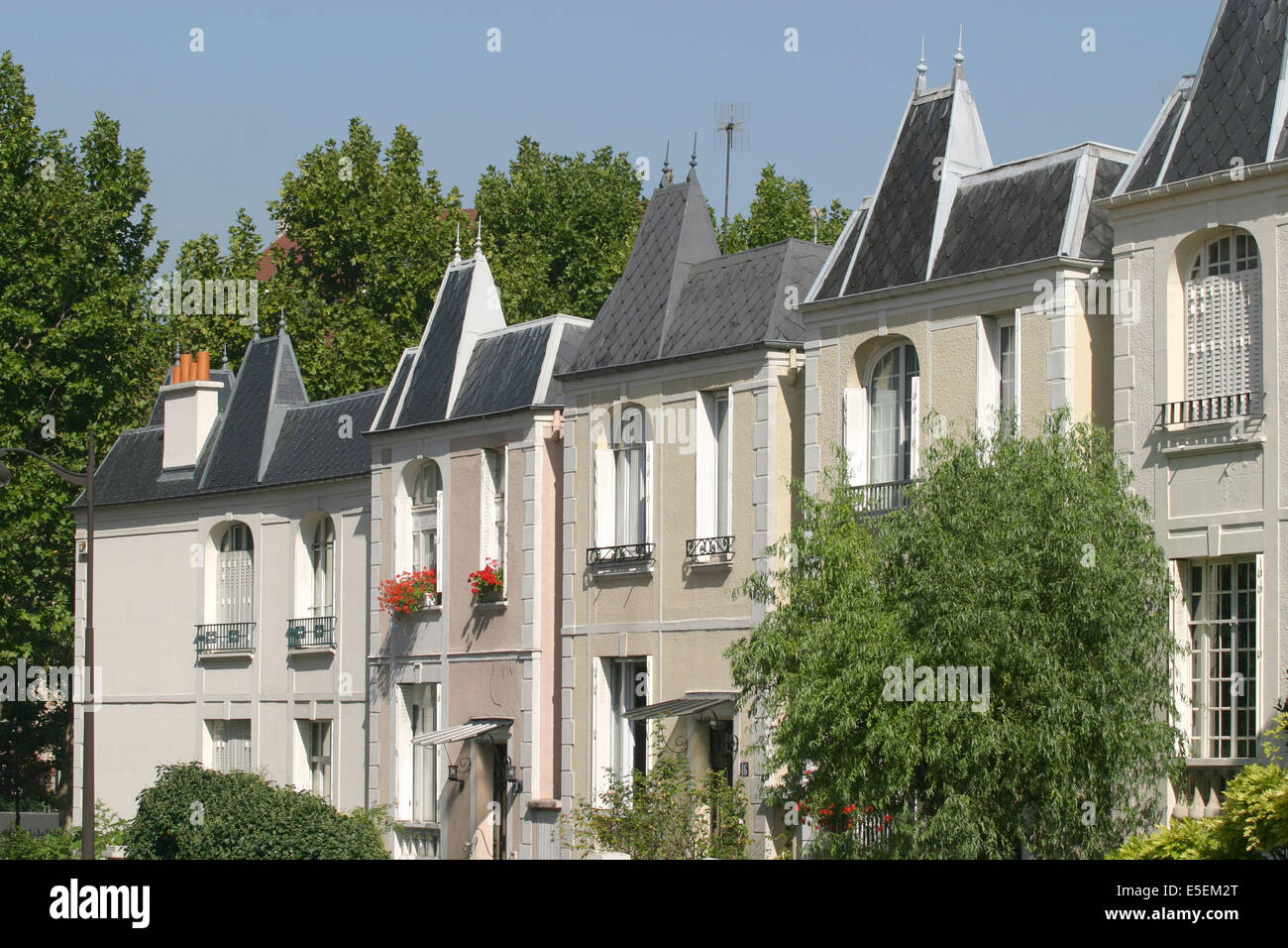 France, paris 13e, maisons rue du Dr Leray, pavillons identiques, toitures en fer de hache, Stock Photo