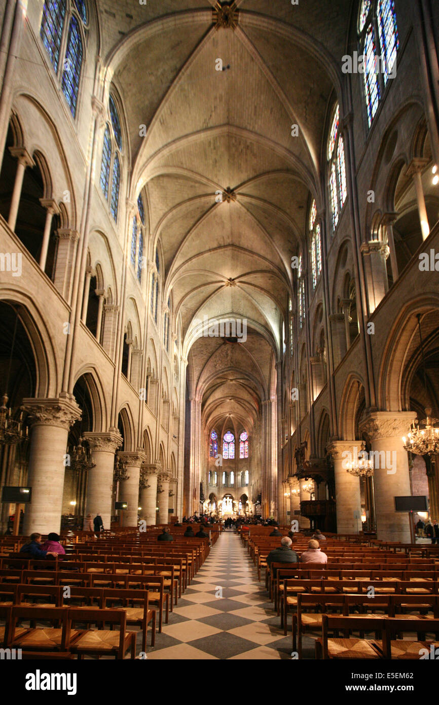 France Paris 4e Ile De La Cite Cathedrale Notre Dame De Paris Art Gothique Et Neo Gothique Voutes Nef Chaises Stock Photo Alamy