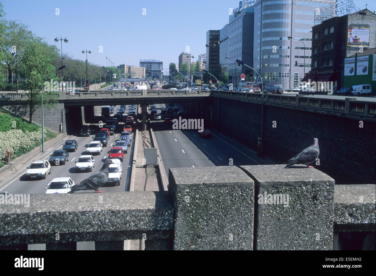 France, paris 14e, porte d'orleans, boulevard peripherique, circulation  automobile, parapet, pigeon Stock Photo - Alamy