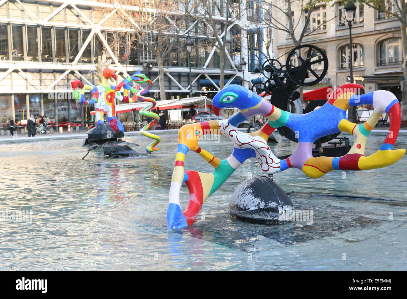 France, paris 4e, beaubourg, place stravinsky, fontaine stravinsky, Niki de  saint Phalle et Jean Tinguely, artistes Stock Photo - Alamy