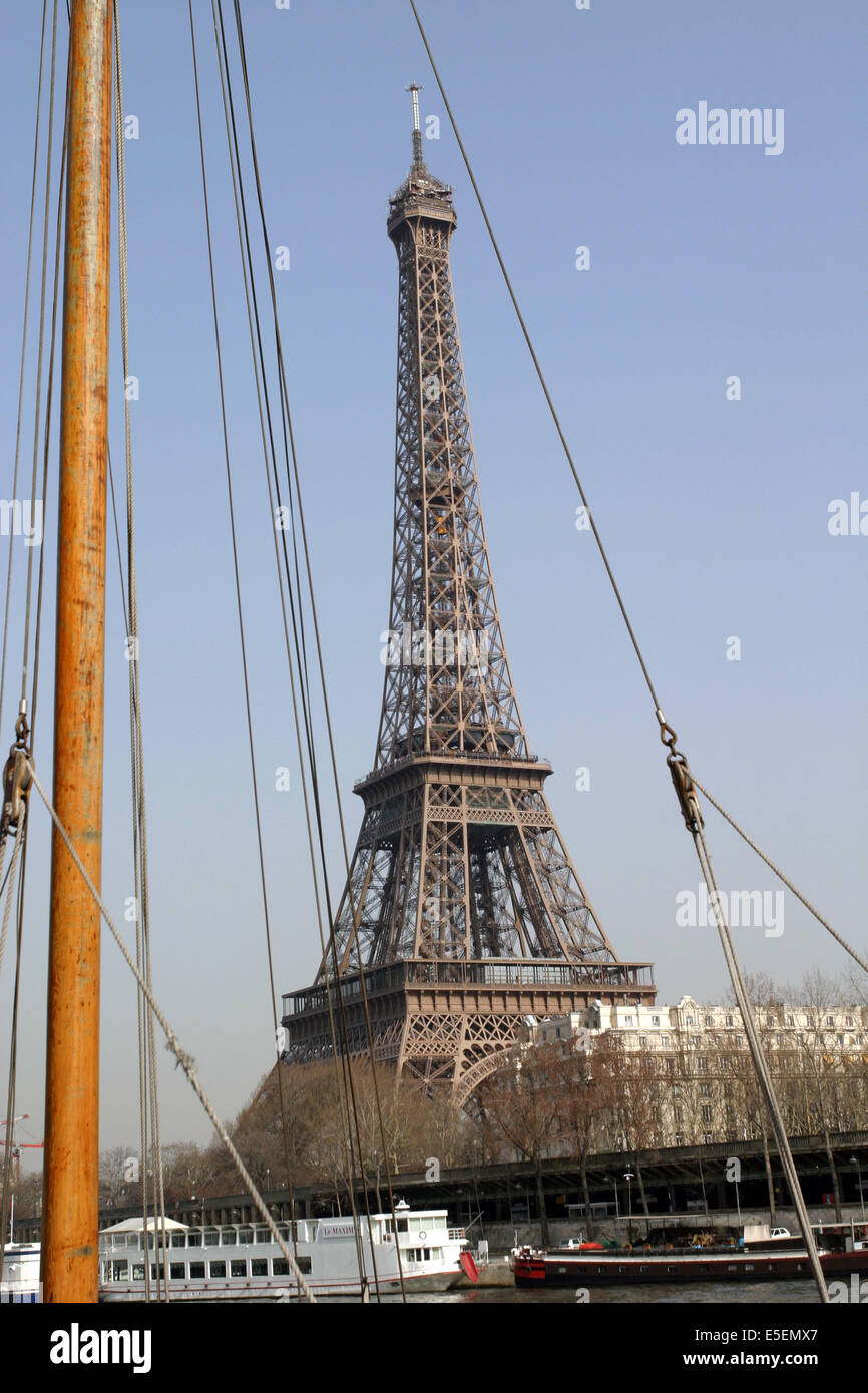 France, paris 16e rive de seine et tour eiffel en fond, mats d'un voilier a quai, cables, mat