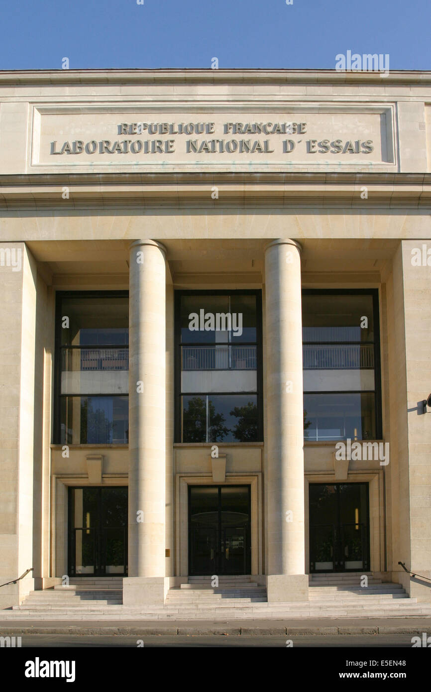 France, paris 15e, laboratoire national d'essais, rue gaston boissierportique a colonnes, architecture art deco, Stock Photo