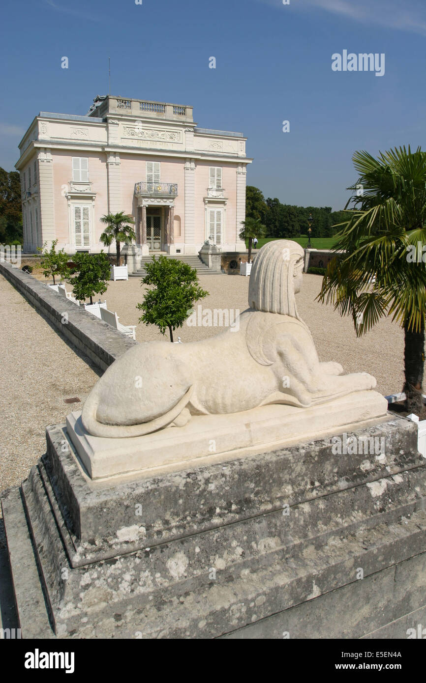 France, paris 16e, bois de boulogne, parc de bagatelle, pavillon, folie du comte d'artois, facade sur cour, statue sphinx, Stock Photo