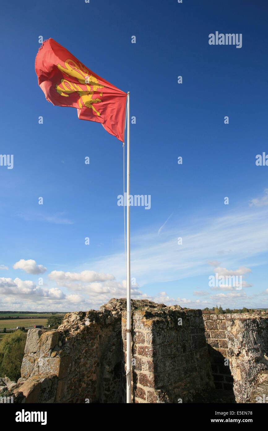 France, Haute Normandie, eure, verneuil sur avre, au sommet de la tour  grise, drapeau normand Stock Photo - Alamy
