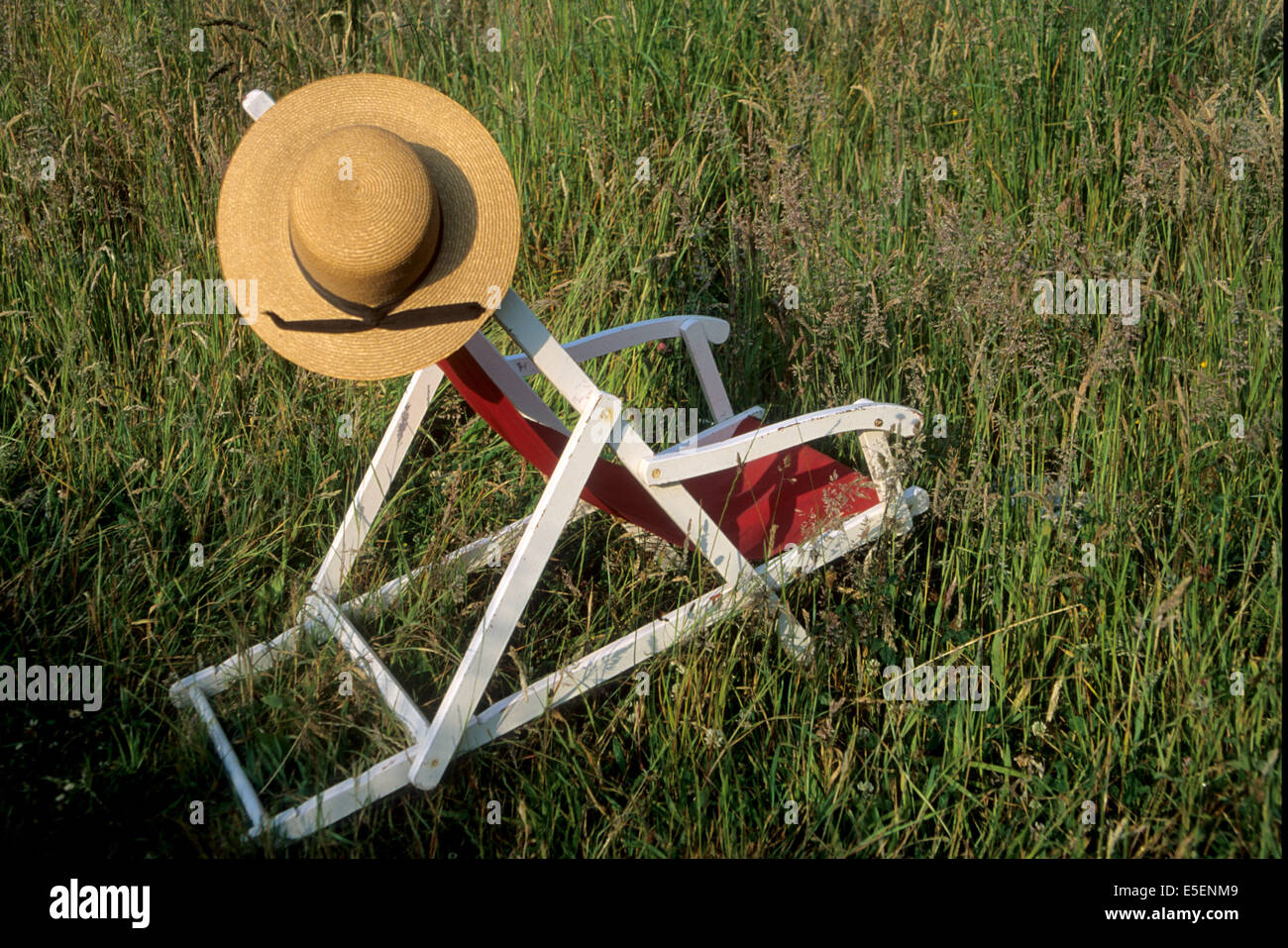 France, Bretagne, cotes d'armor, chaise longue avec chapeau de paille dans  l'herbe, transat, chilienne, repos, farniente, vacances Stock Photo - Alamy