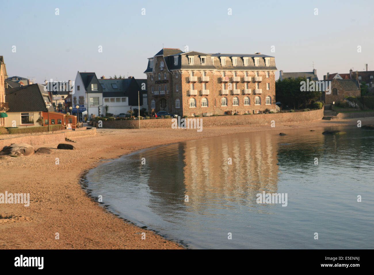 France, Bretagne, cotes d'armor, cote de granit rose, ploumanach, plage,  hotel, pres de l'oratoire saint guirec Stock Photo - Alamy