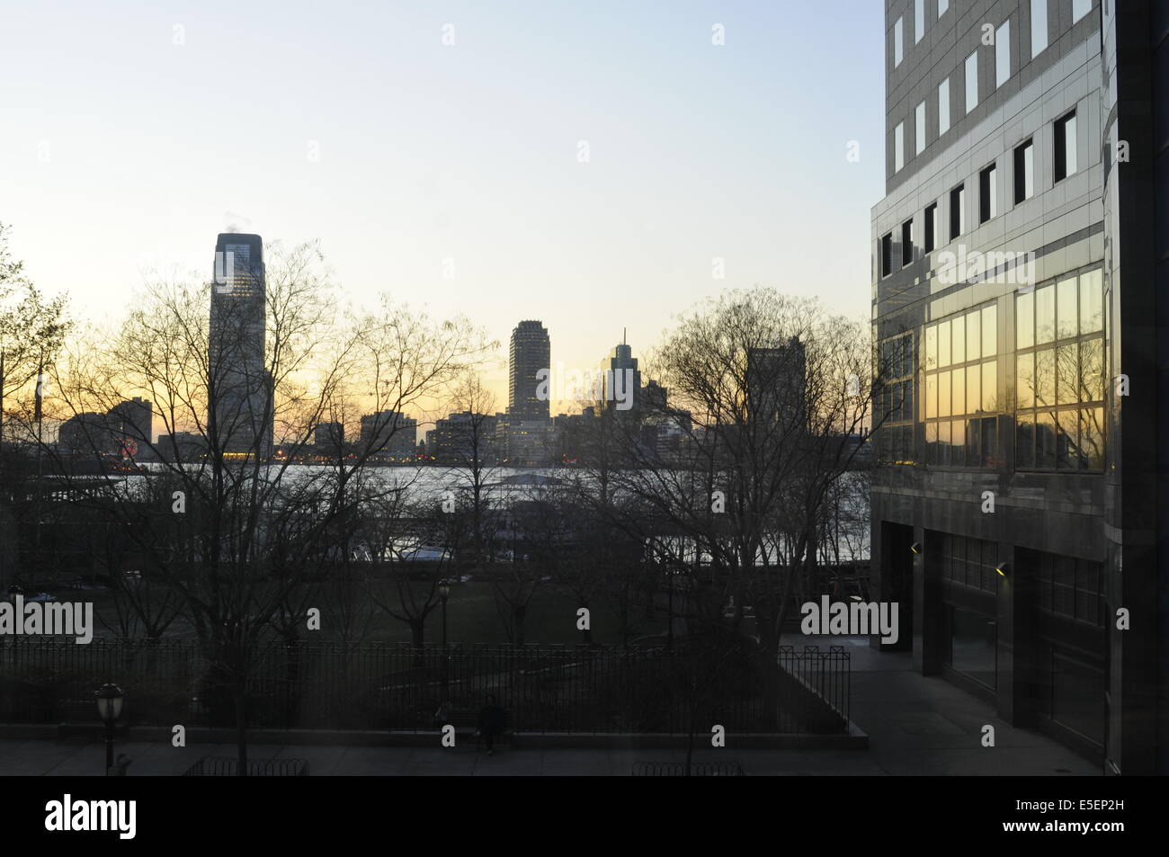sunset manhattan riverside Stock Photo - Alamy