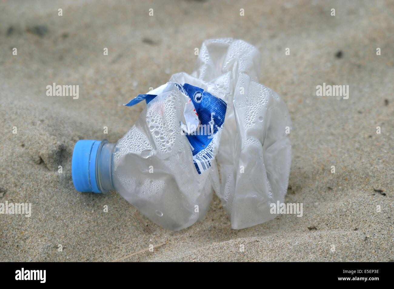 France, Normandie, pollution, bouteille plastique dans le sable d'une plage, dechets, detritus, developpement durable, Stock Photo