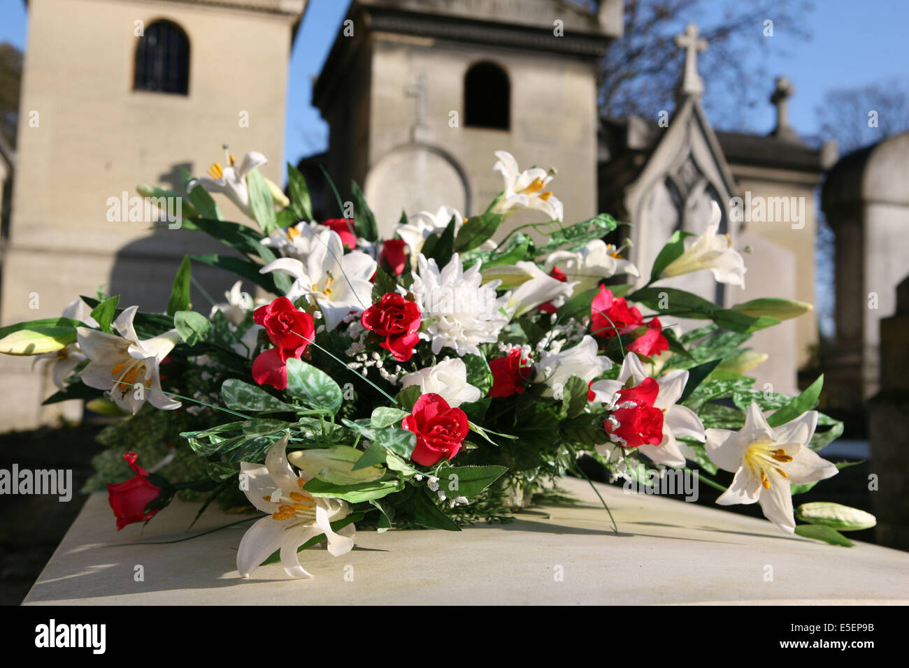 France, paris 20e, cimetiere du pere Lachaise, sepulture, couronne de fleurs  Stock Photo - Alamy