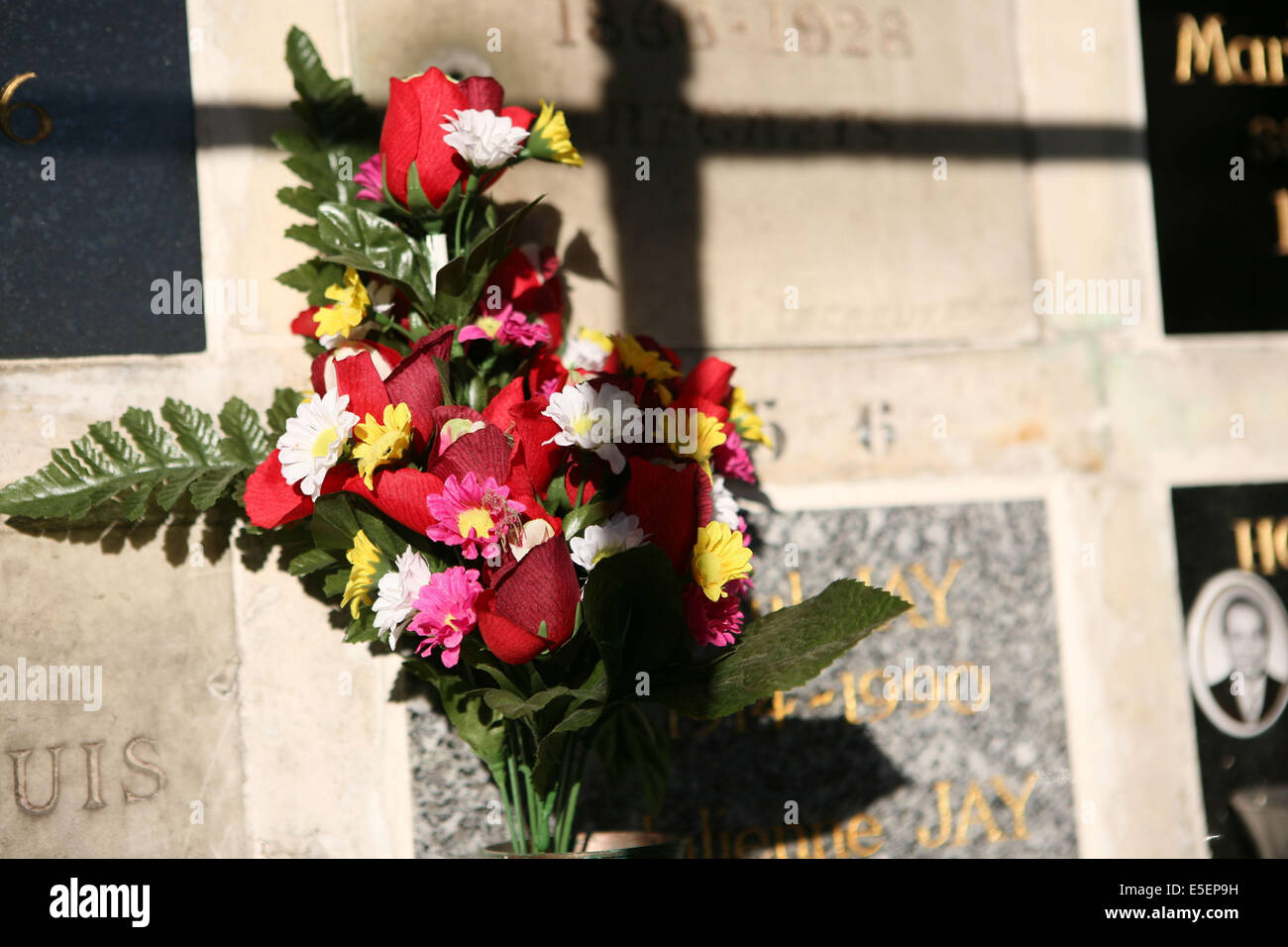 France, paris 20e, cimetiere du pere Lachaise, colombarium, plaques,  souvenir, fleurs Stock Photo - Alamy