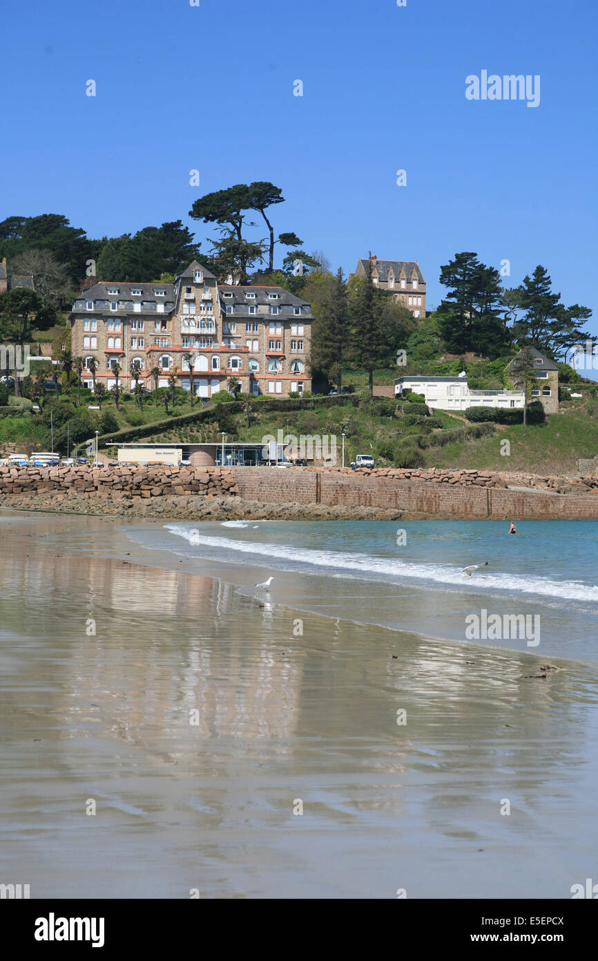 France, Bretagne, cotes d'armor, cote de granit rose, perros guirec, plage  de trestraou, vague, grande maison, villa, hotel Stock Photo - Alamy